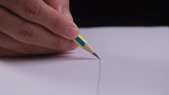 石墨铅笔在白色背景纸上绘制直线。艺术家用木制铅笔在纸上书写直线手绘。