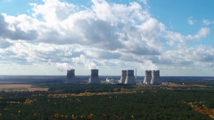 背景空中多云的核电站冷却塔