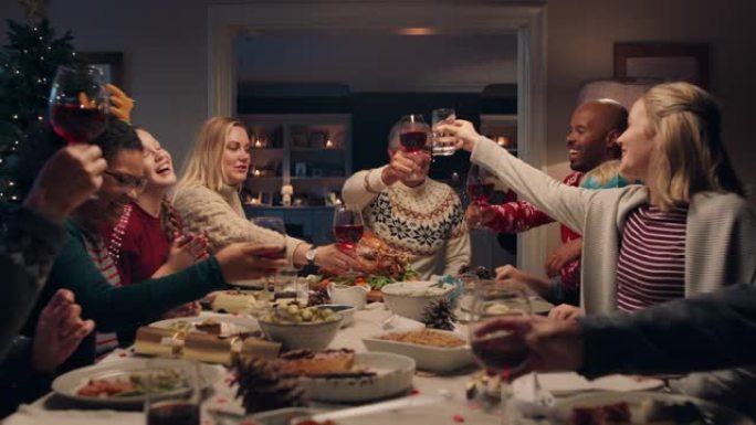 圣诞家庭晚餐制作烤面包庆祝节日与朋友分享自制盛宴在家享受节日庆祝4k镜头