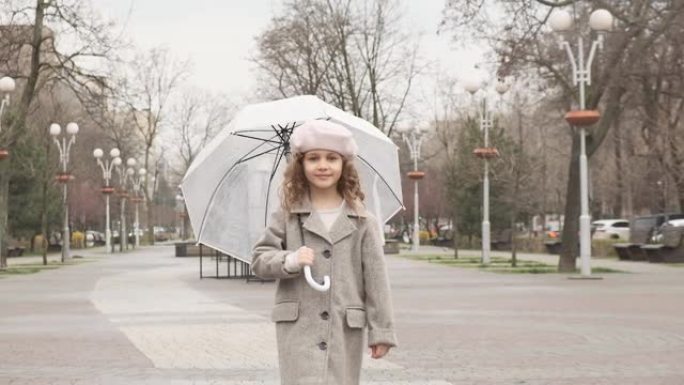 一个美丽的小女孩拿着一把白伞在城市里走来走去。