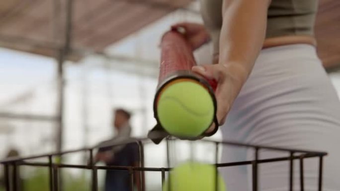 许多网球落满篮子特写。球员准备运动场。倒管