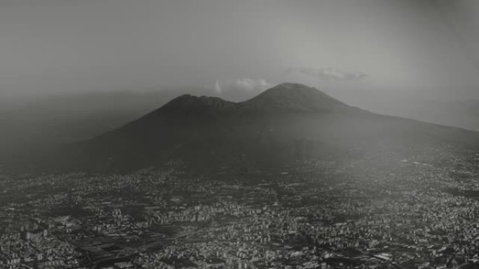 意大利维苏威火山从空中飞来。