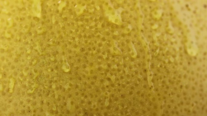 特写镜头中覆盖着水滴的成熟黄柚