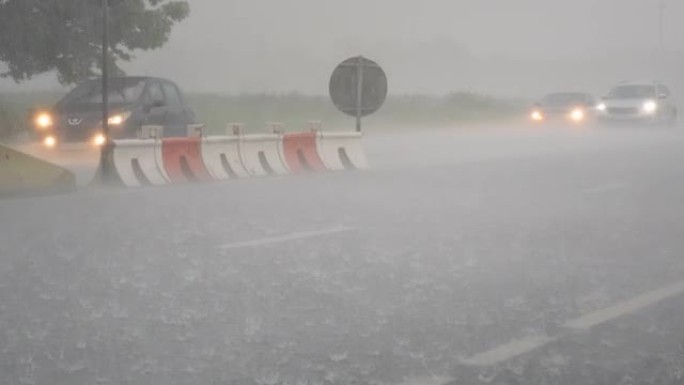 当交通不畅时，大雨会溅到沥青上。