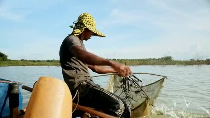 对虾渔夫的特写镜头从河中拉出落网并捕获对虾