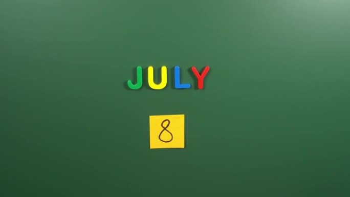 7月8日日历日用手在学校董事会上贴一张贴纸。8 7月日期。7月的第八天。第8个日期号。8天日历。八个