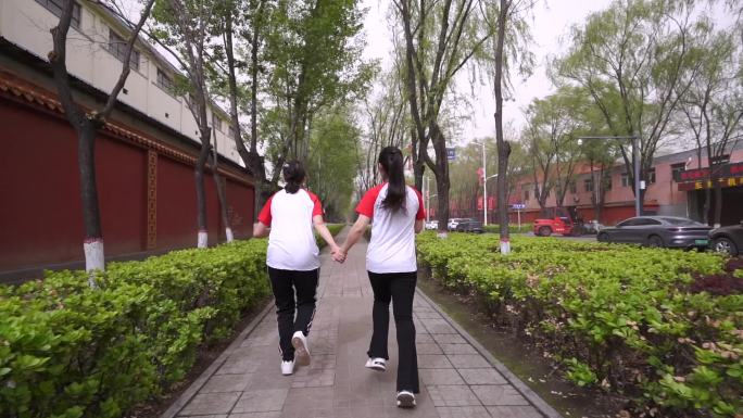 女孩 手拉手 奔跑 背影 慢动作