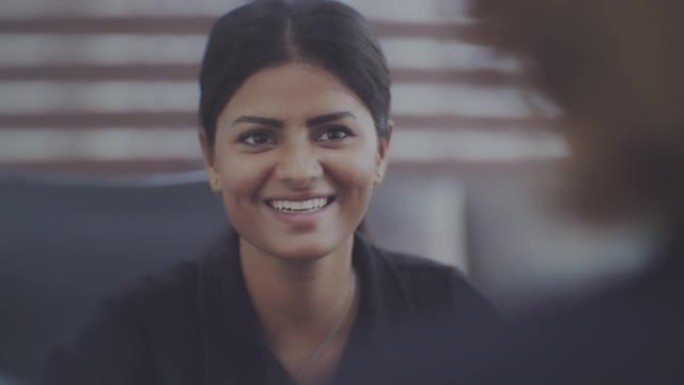 印度女企业家外国人笑脸笑容面试