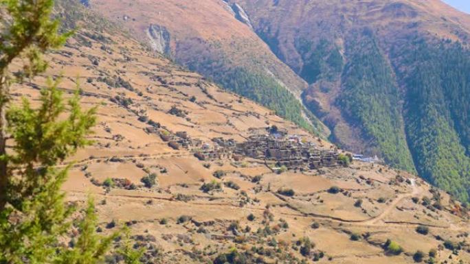 尼泊尔安纳普尔纳 (Annapurna) 巡回赛小径沿线Ghyaru村的农村传统山区定居点