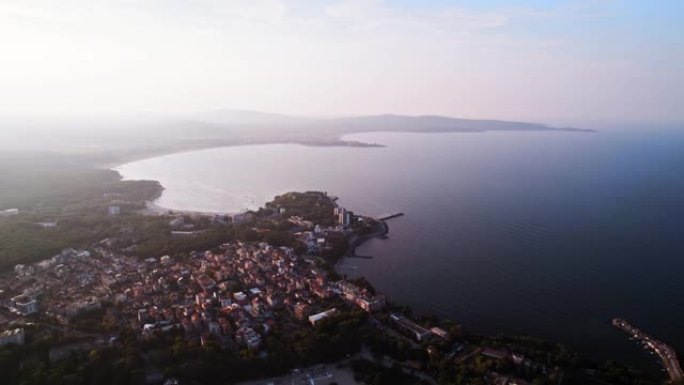 黑海度假胜地的晨雾揭示了船坞远较低的土地