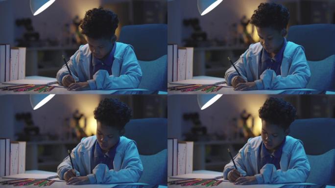 小男孩在家做作业的非洲裔美国人。