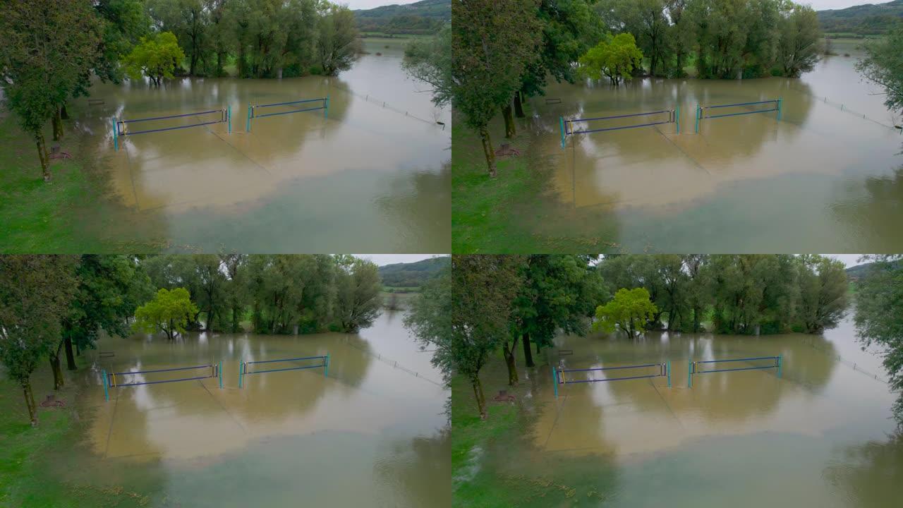 空中: 河边公园的排球场被浑浊的洪水淹没