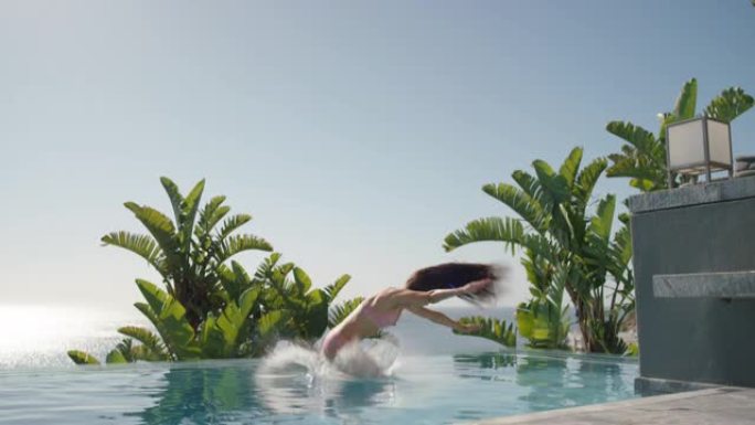美丽的女人跳进游泳池做后空翻享受在热带度假胜地游泳，在温暖阳光明媚的日子里享受快乐的暑假地中海旅行4