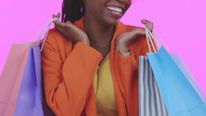 特写镜头，黑人妇女和带有零售，精品商品和顾客的包包，在粉红色的工作室背景下。变焦，非裔美国女士和客户