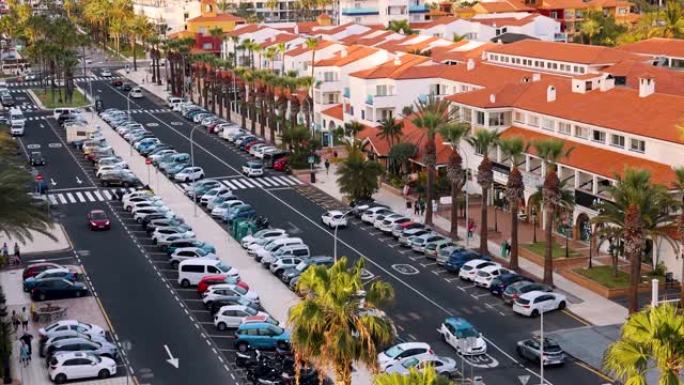 特内里费美洲海滩度假胜地街道交通的鸟瞰图。西班牙加那利群岛