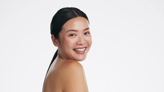 亚洲女人，护肤和美丽的面孔，微笑和激光转换工作室白色背景。沙龙化妆品、健康光泽和皮肤病学的快乐模特、