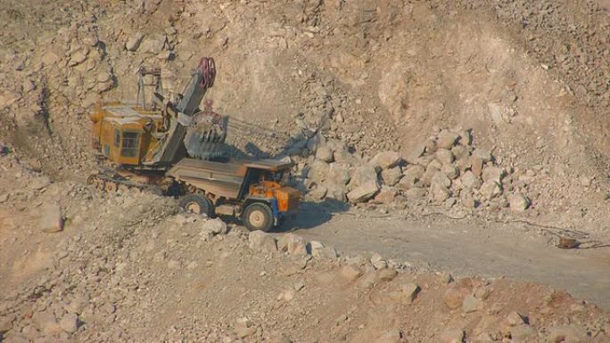 巨大的卡车是下载一个采石场挖掘机。