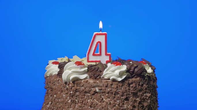 在美味的巧克力蛋糕上吹出四号生日蜡烛，蓝屏