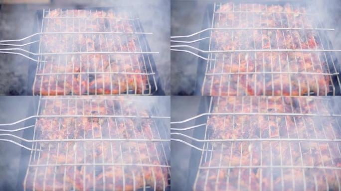 鸡翅在慢动作的烟雾特写上。肉烧烤，顶视图