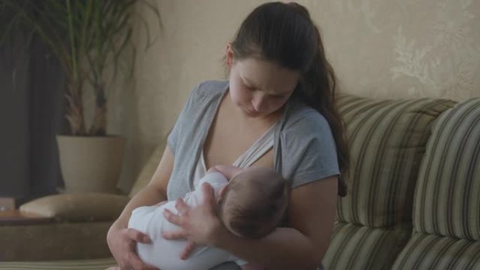 有爱心的母亲母乳喂养新生婴儿