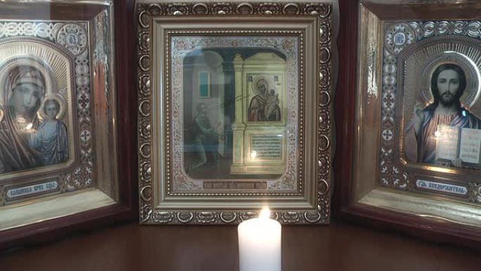 蜡烛在东正教图标附近燃烧
