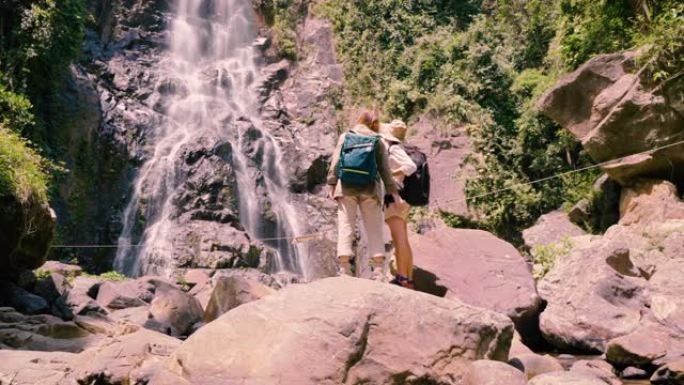 两个亚洲朋友旅行徒步旅行手持全球定位系统导航。