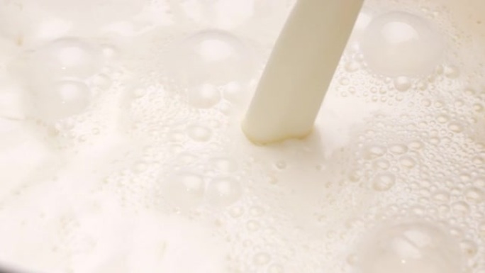 白牛奶一起倒入会产生大量泡沫。