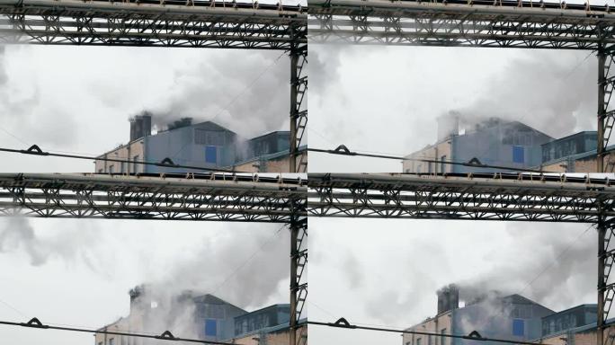 工厂烟囱产生的污染烟雾