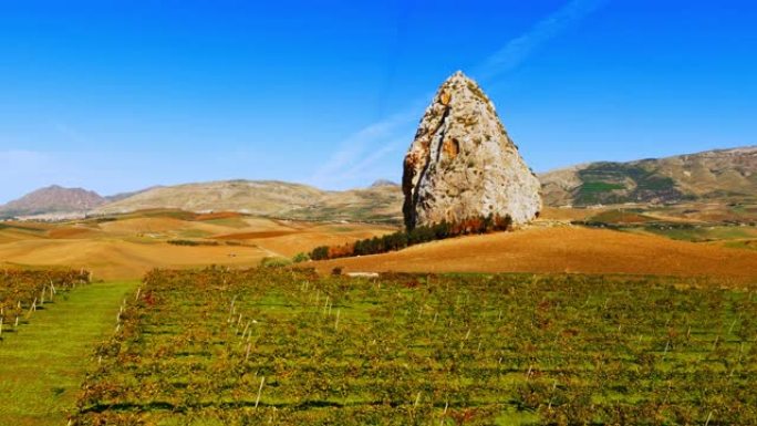 葡萄园和岩层的鸟瞰图-Pizzo Pietralunga。意大利蒙雷阿莱巴勒莫省博尔戈希罗附近景观中
