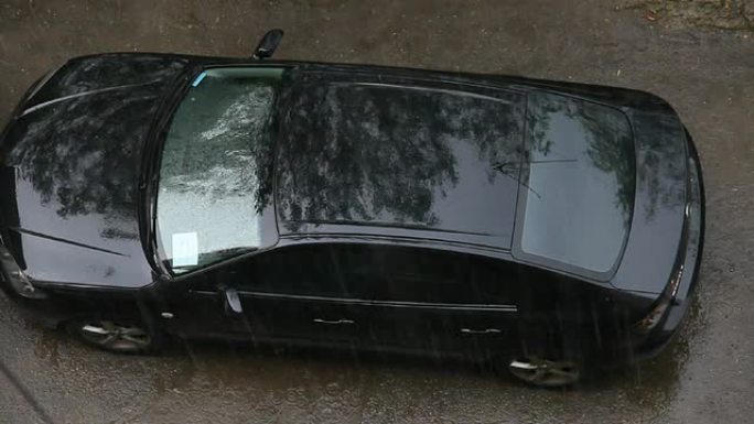 雨中的汽车