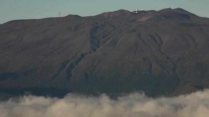 从莫纳罗亚 (Mauna Loa) 看到的莫纳克亚峰会 (Mauna Kea Summit): 夏威