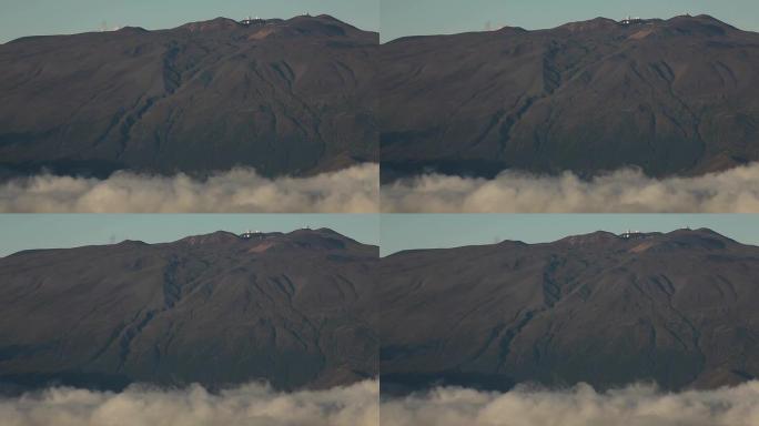 从莫纳罗亚 (Mauna Loa) 看到的莫纳克亚峰会 (Mauna Kea Summit): 夏威