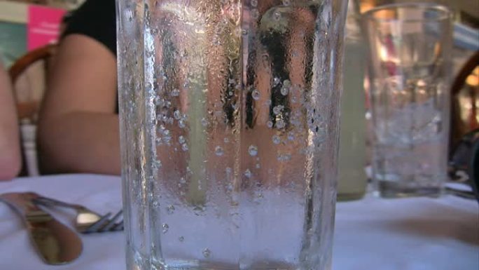 带有苏打水的玻璃杯的特写镜头
