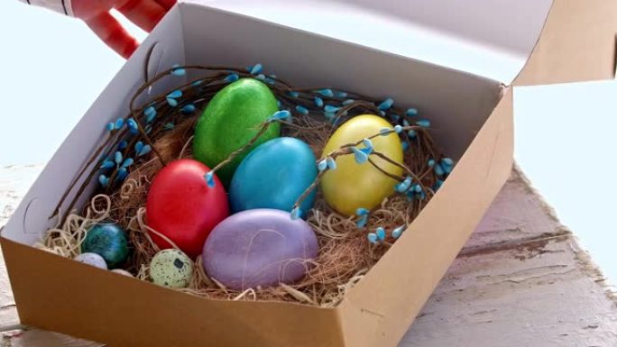 复活节祝福盒里有彩色彩蛋。