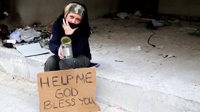 无家可归的女人乞讨