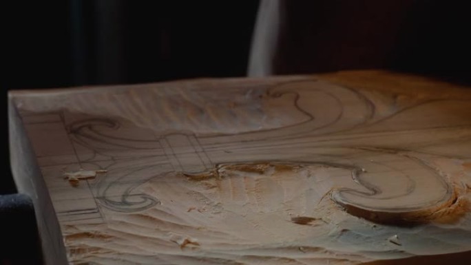 工匠雕刻雕刻木材与凿子在工作台4k视频