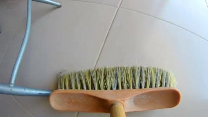4k扫帚清扫POV 1簸箕。从扫帚的角度清扫硬木地板。用簸箕。