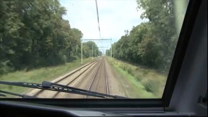 铁路轨道上的火车火车第一视角火车行驶