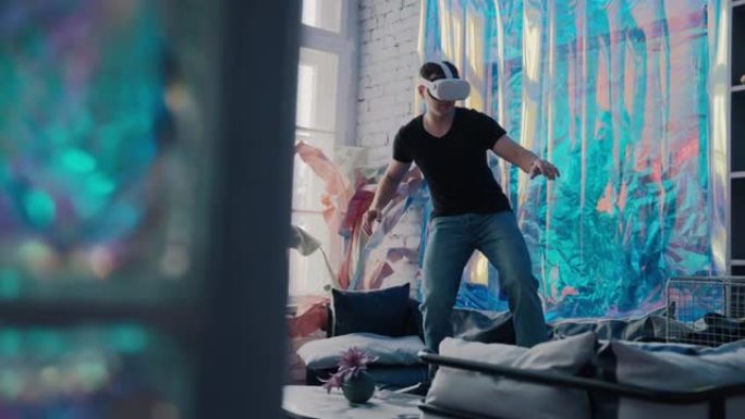 通过VR眼镜沉浸在虚拟空间中时，Guy几乎无法站立