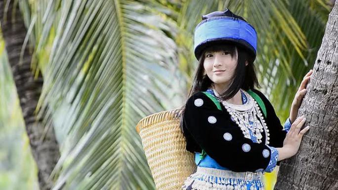 穿着泰国美丽山地部落服装的可爱亚洲女孩