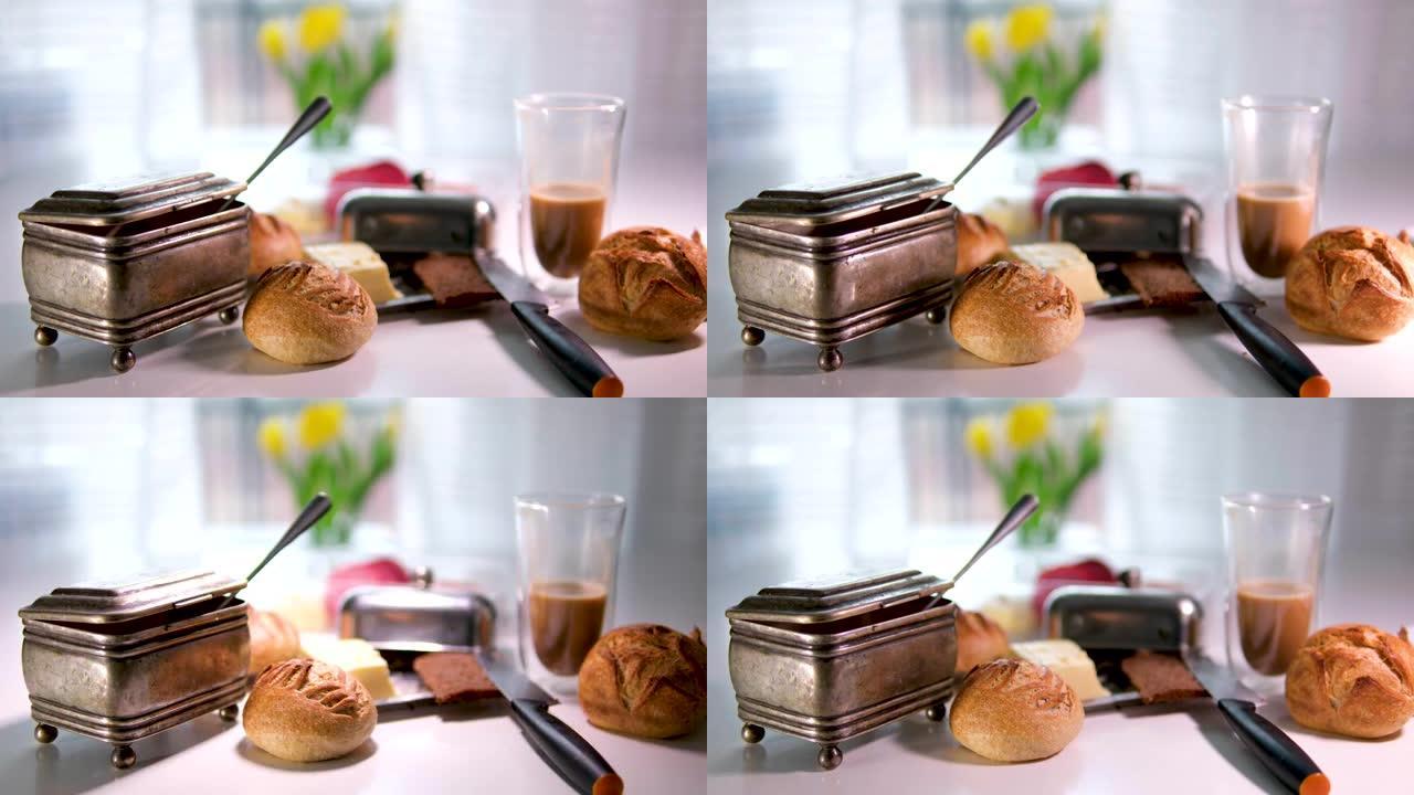 欧洲早餐灯播放慢动作糖碗未完成的咖啡在玻璃自制奶酪面包，传统的巴西小吃在一个乡村农场厨房的早餐桌上。