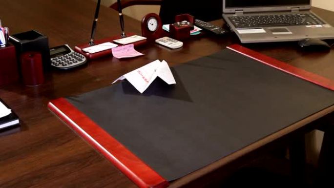 折纸飞机降落在桌子上