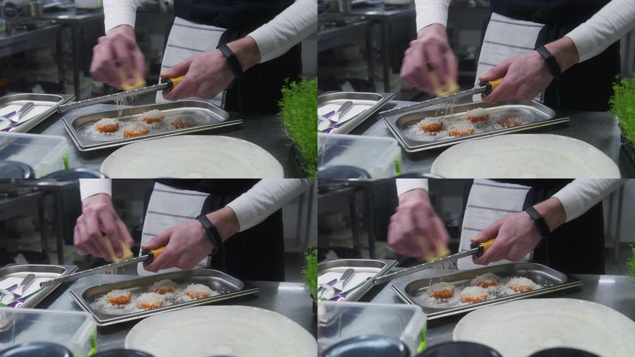 男性厨师在烤红薯上磨碎奶酪