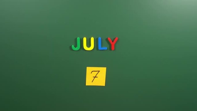 7月7日日历日用手在学校董事会上贴一张贴纸。7 7月日期。7月的第七天。第7个日期号。7天日历。七次