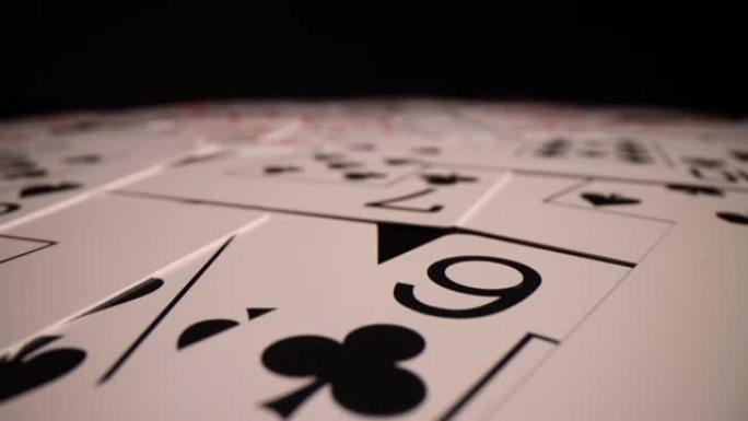 桌上扑克不同套装的赌牌