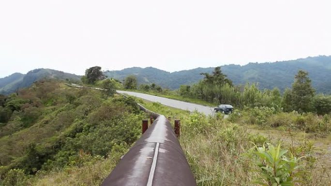 沿着安第斯山脊顶运行的输油管道