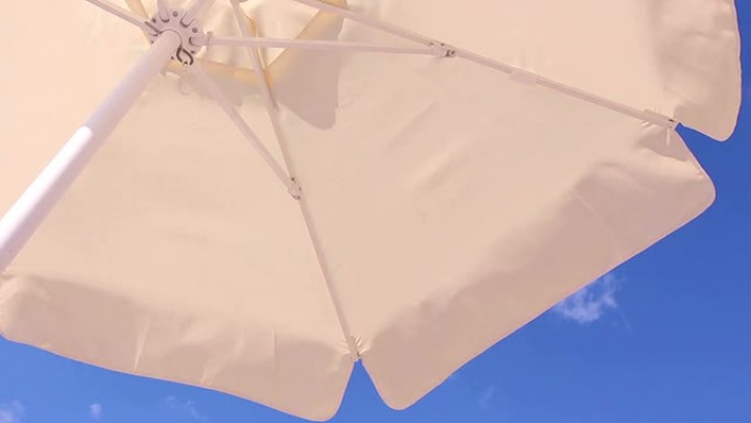 白色雨伞对抗蓝天