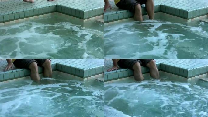 在热水浴缸中浸泡脚 (HD 1080p30)