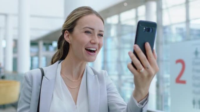 漂亮的商务女性在机场用智能手机和客户视频聊天，讨论工作，成功的女主管用手机4k