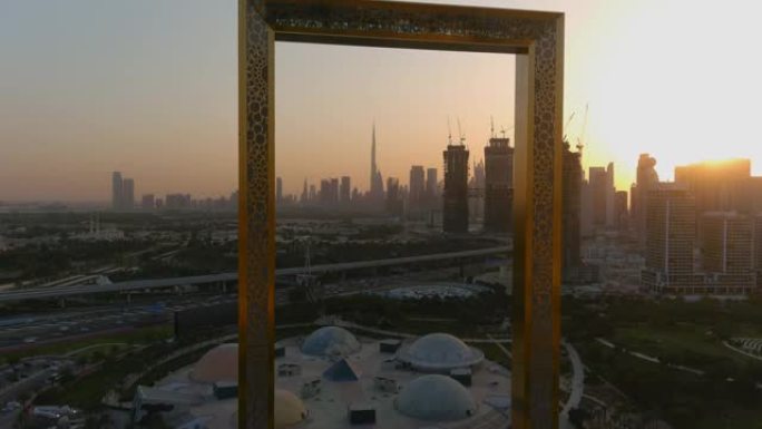迪拜著名的现代建筑金色框架
